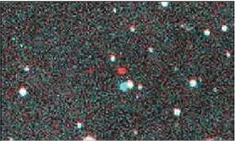 2001 KX76 je rudý objekt uprostřed