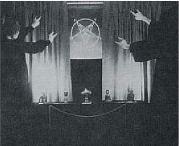 Fotografia zo satanistického rituálu, gesto je dobre viditeľné.