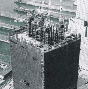 Fotografia zo stavby WTC. Jadrá veží obsahovali 47 masívnych oceľových stĺpov. Správa 9/11 Komisie tvrdí, že jadro veží bola len prázda oceľová šachta