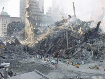 Kôpka trosiek po jednej z veží WTC