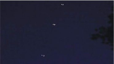 // :. Zesvětlený snímek zachycující tři UFO. FOTO: Pro Novinky Michal Šturma