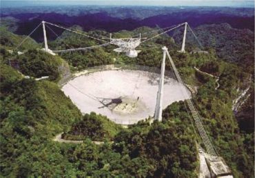 Největší radioteleskop světa - Arecibo v Portoriku - je také využíván k hledání mimozemské inteligence