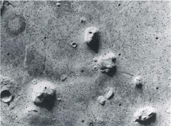 Prvotní fotografie Face on Mars pořízená Vikingem 1 roku 1976