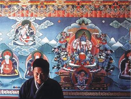 2) 6 diskov na maľbe z budhistického kláštora Dharmasala