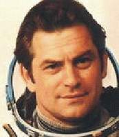 Generálmajor Vladimír Vasiljevič KOVALJONOK (* 03.03.1942) VESMÍRNÉ MISE: 09.10.1977 - 11.10.1977 (Sojuz 25) 15.06.1978 - 02.11.1978 (Sojuz 29, Saljut 6) 12.03.1981 - 26.05.1981 (Sojuz T-4, Saljut 6)